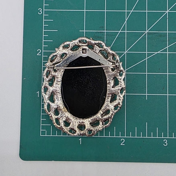 Vintage-Inspired Silver and White Cameo Brooch - Picture 6 of 8